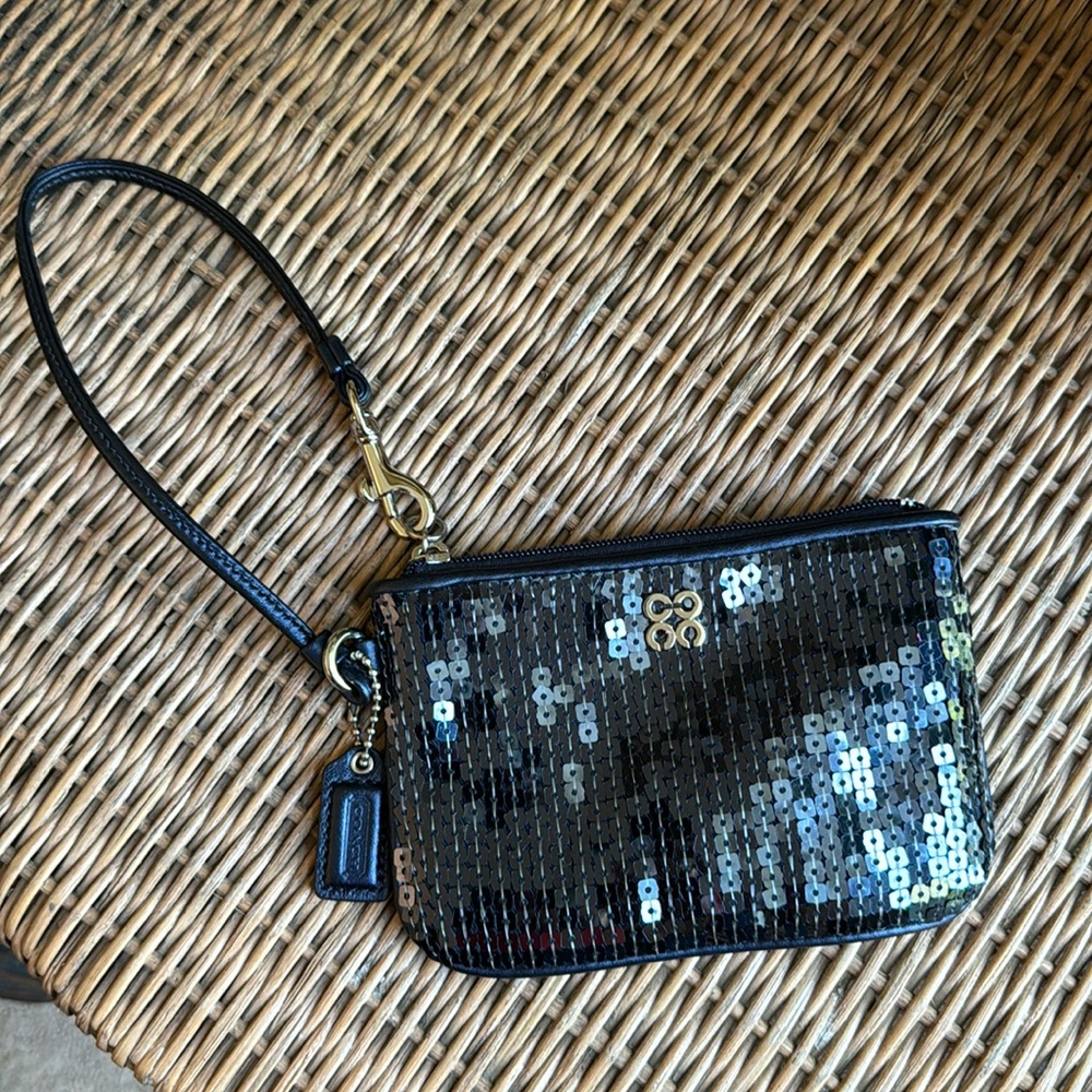 ✨Coach Poppy sequined wristlet in navy. EUC - like new.✨